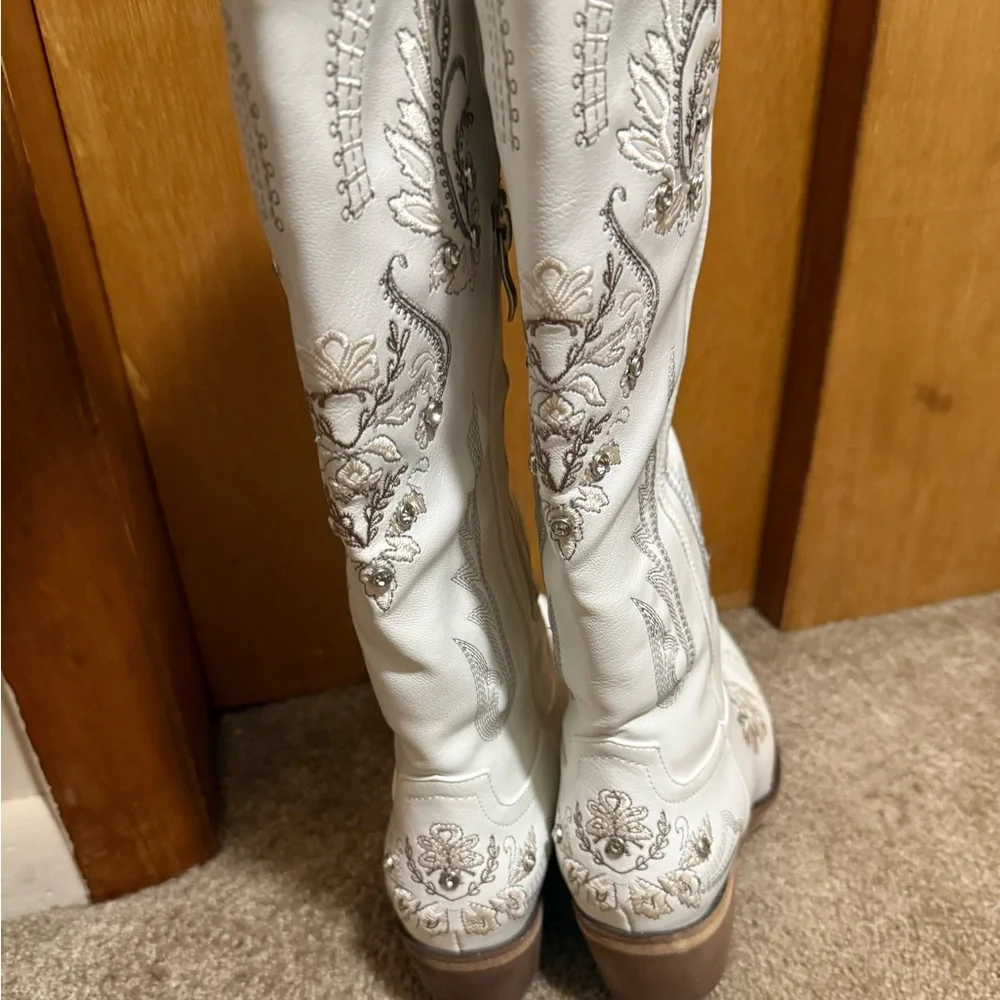 White Embroidered Cowboy / Cowgirl Boots - Picture 3 of 7